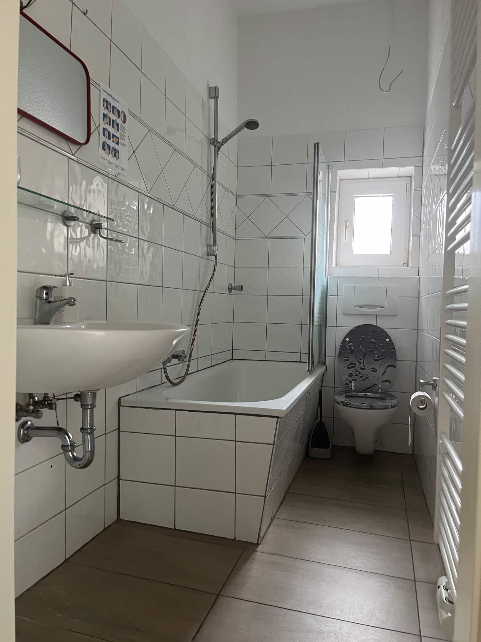 Badezimmer mit Dusche und WC